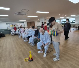 봄날인천요양원 어르신들과 즐거운 링던지기 프로그램 활동